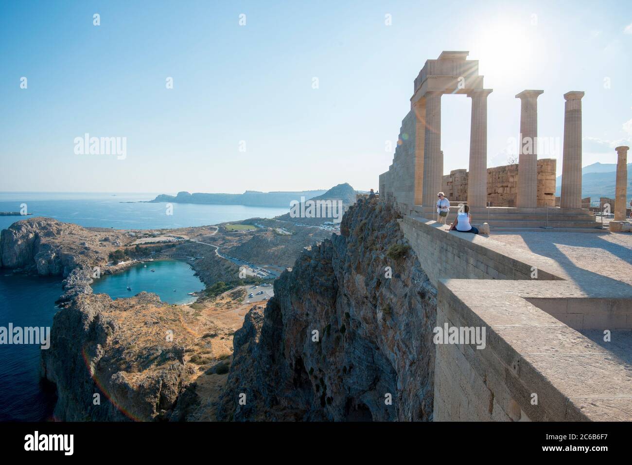 Vue sur la baie de Saint-Paul depuis l'Acropole de Lindos, Rhodes, Dodécanèse, les îles grecques, la Grèce, l'Europe Banque D'Images
