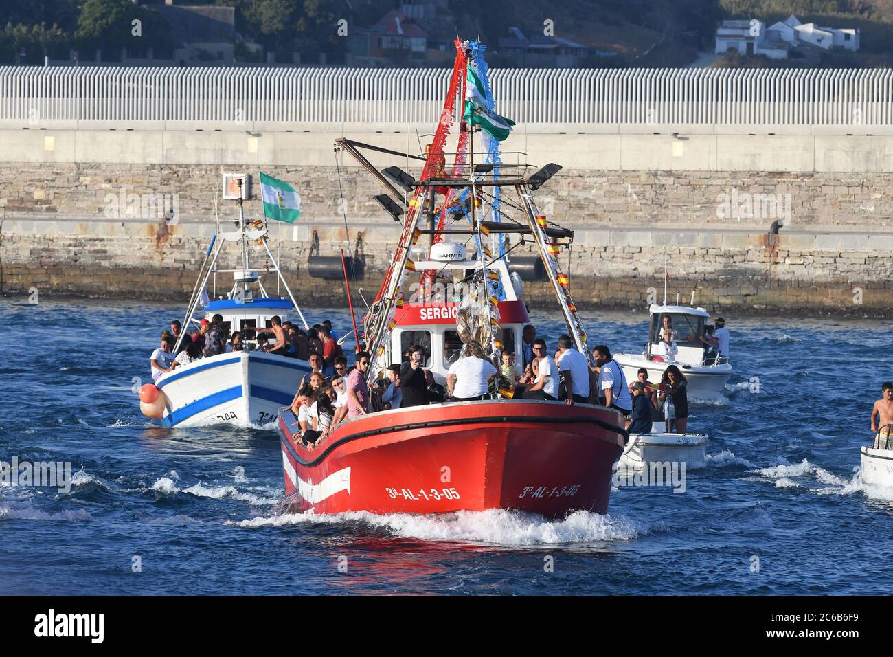 La Virgen del Carmen, enveloppée dans du plastique protecteur, en cours de mer depuis Tarifa, accompagnée d'une flottille de bateaux, Tarifa, Cadix, Andalus Banque D'Images