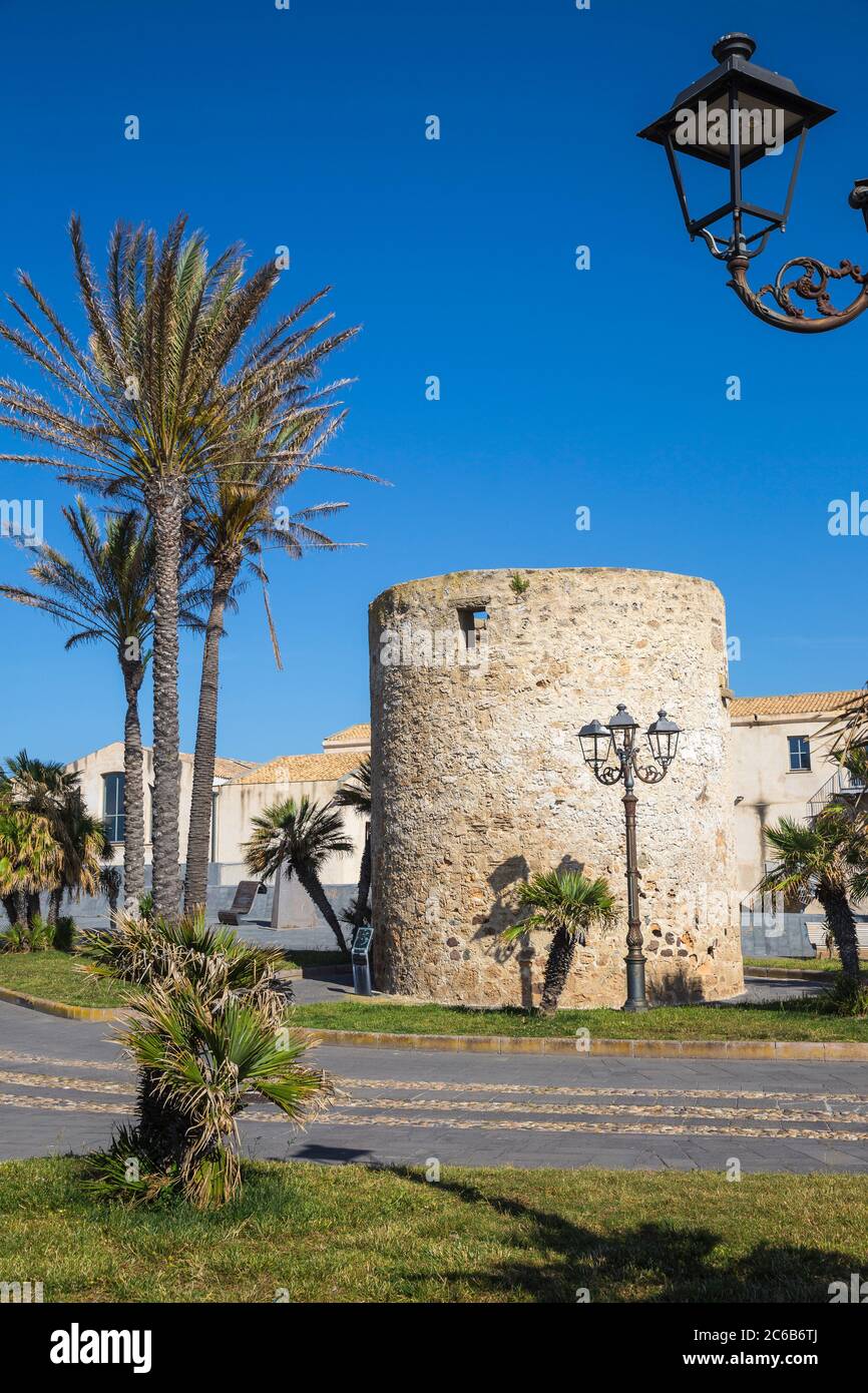 Vue sur les murs et les bastions de la ville historique, Alghero, Sardaigne, Italie, Méditerranée, Europe Banque D'Images
