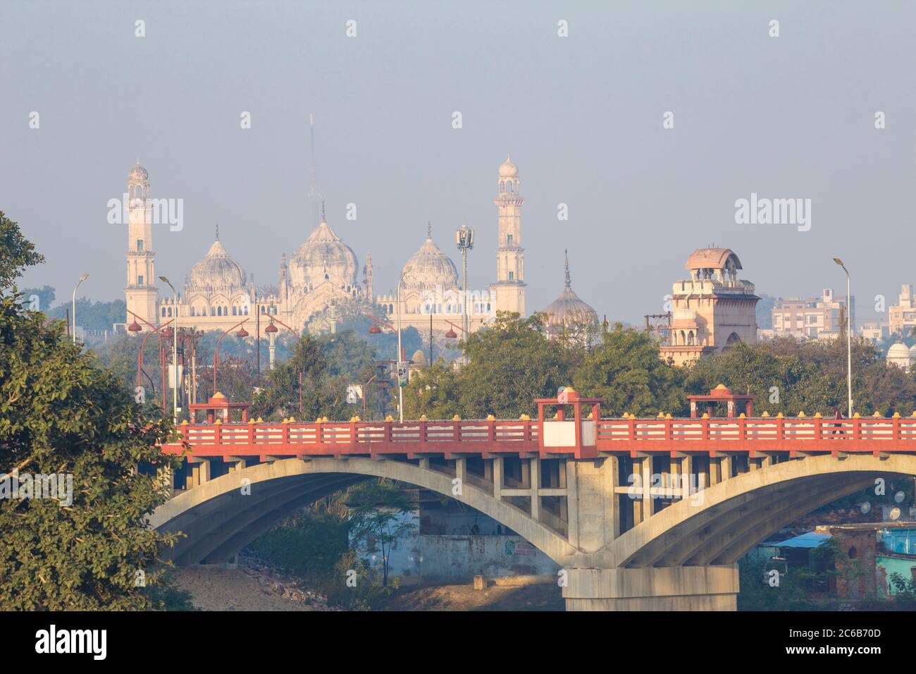 Pont sur la rivière Gomti avec Bara Imambara à distance, Lucknow, Uttar Pradesh, Inde, Asie Banque D'Images