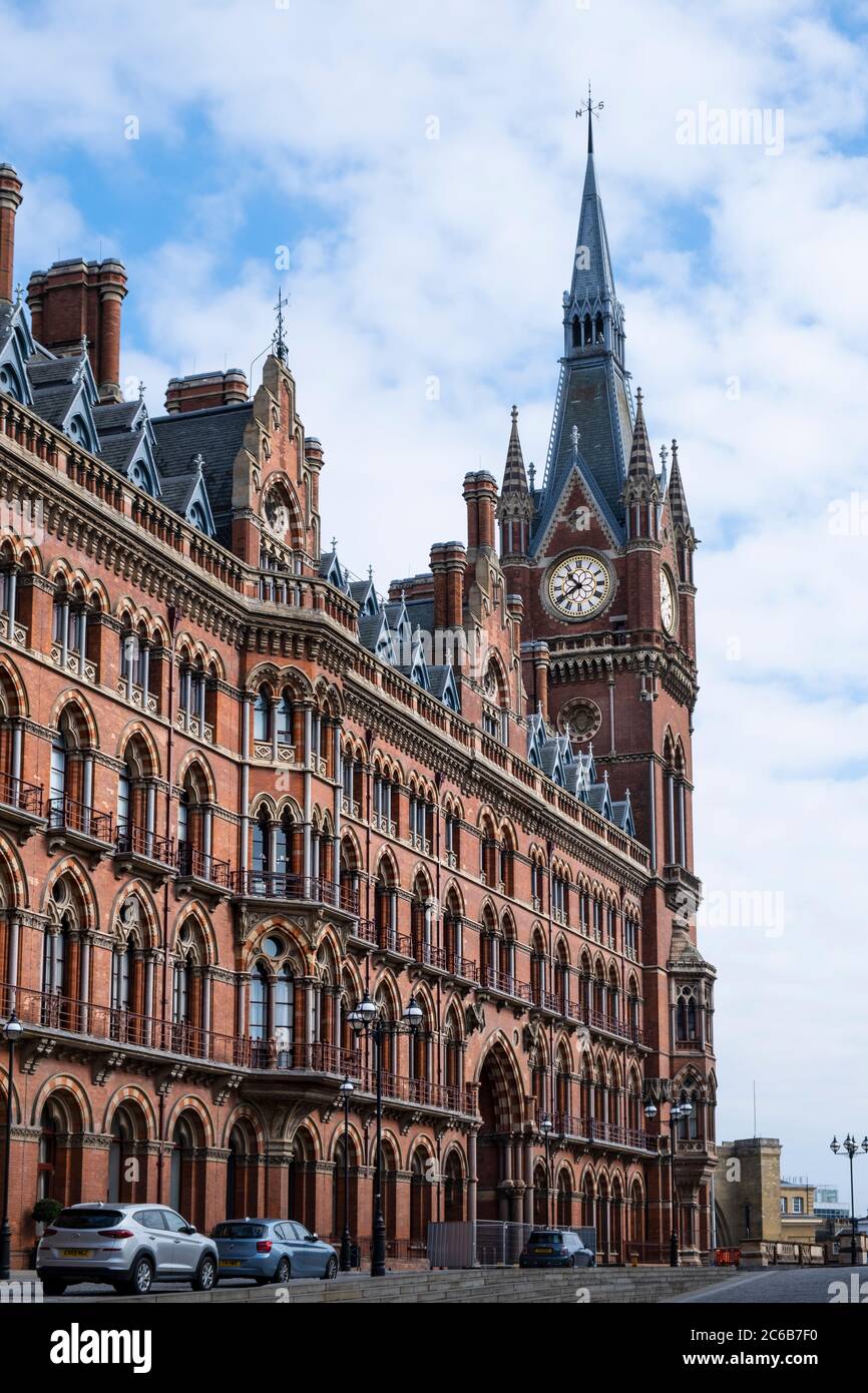 Gare Eurostar de Saint-Pancras montrant la Tour de l'horloge conçue par George Gilbert Scott, Londres, Angleterre, Royaume-Uni, Europe Banque D'Images