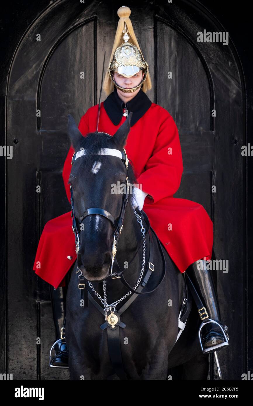 Un gardien de la Reine, en robe cérémonielle sur le service de garde, Horse Guards, Westminster, Londres, Angleterre, Royaume-Uni, Europe Banque D'Images