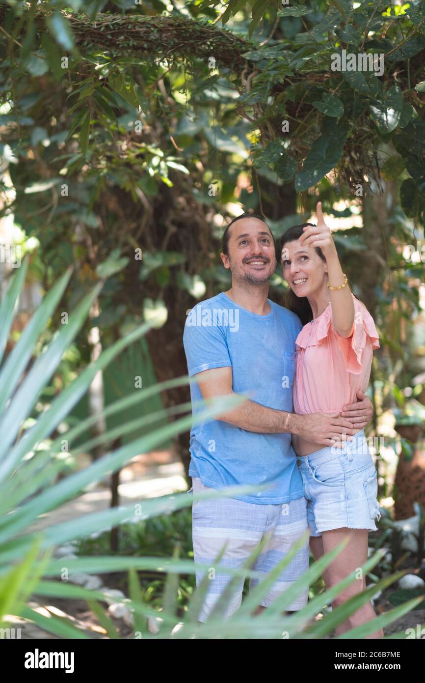 Forêt tropicale ou jardin de l'hôtel et couple d'âge moyen se tenant ensemble et heureux ensemble, Bahia, Brésil, Amérique du Sud Banque D'Images