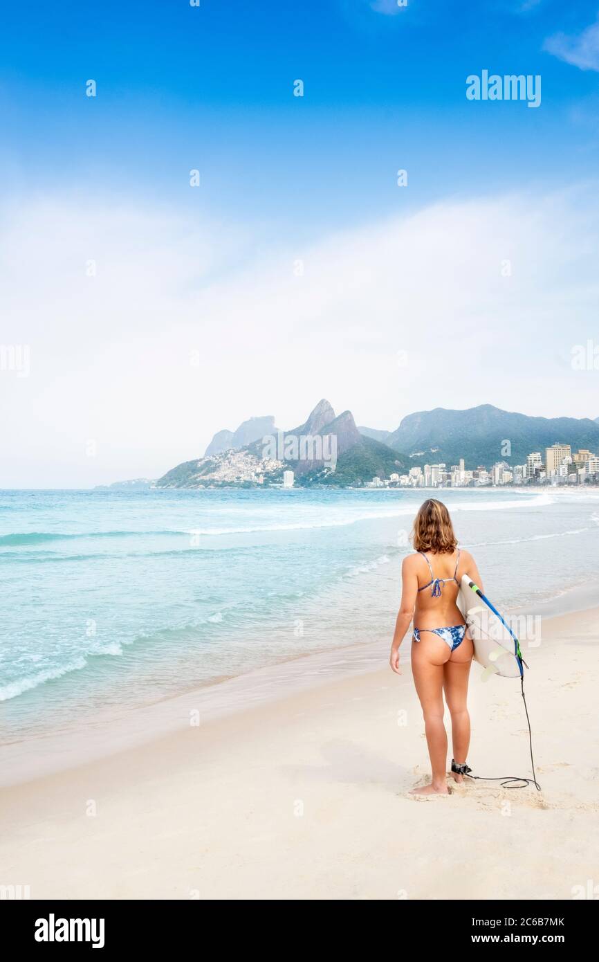 Une femme sportive surfeuse dans un bikini sur la plage d'Ipanema, Rio de  Janeiro, Brésil, Amérique du Sud Photo Stock - Alamy