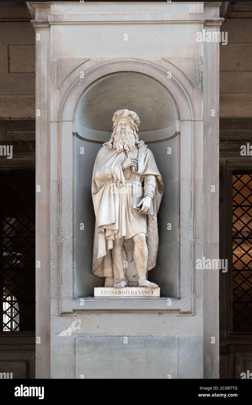 Statue de léonard de vinci dans la loggiato de la Galerie des offices à florence, toscane, italie. Banque D'Images