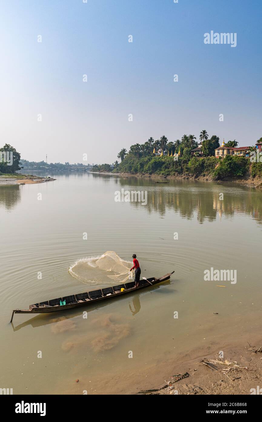 Pêcheur sur le fleuve Ye, Ye, état mon, Myanmar (Birmanie), Asie Banque D'Images
