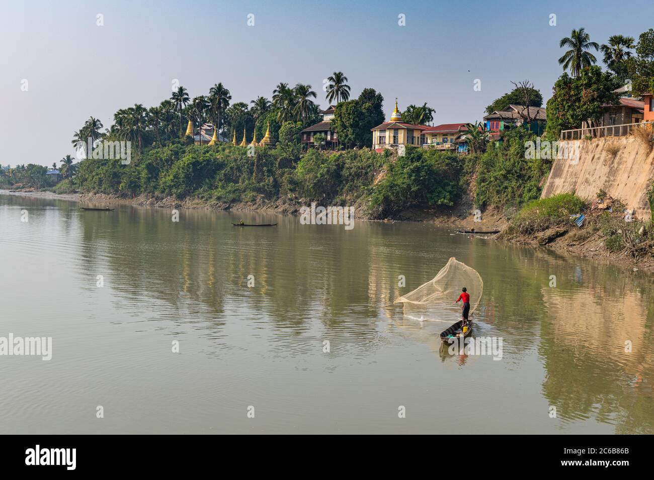 Pêcheur sur le fleuve Ye, Ye, état mon, Myanmar (Birmanie), Asie Banque D'Images