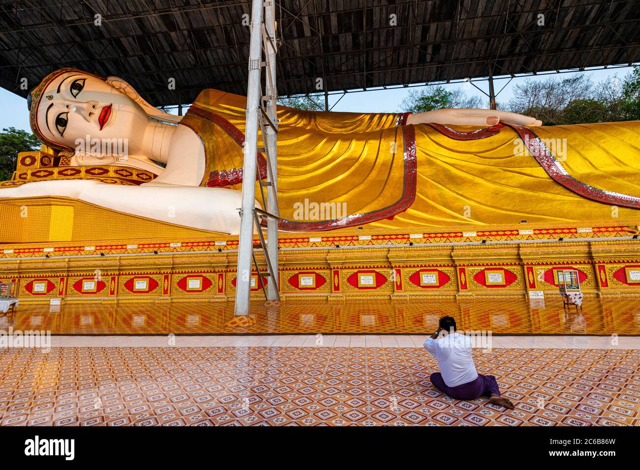 Bouddha inclinable Shwethalyaung Daw Mu, Dawei, mon State, Myanmar Banque D'Images