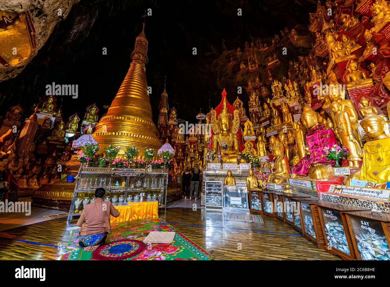Pèlerins aux images de Bouddha doré dans les grottes de Pindaya, État de Shan, Myanmar (Birmanie), Asie Banque D'Images
