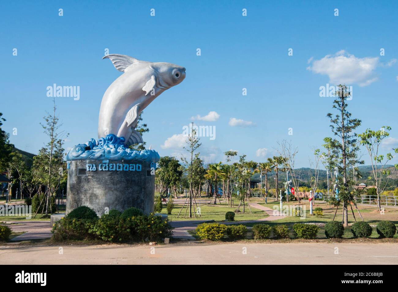 Un monument d'un poisson-chat géant du Mékong dans la ville de Chiang Khong dans la province de Chiang Raii en Thaïlande. Thaïlande, Chiang Khong, novembre 2019 Banque D'Images