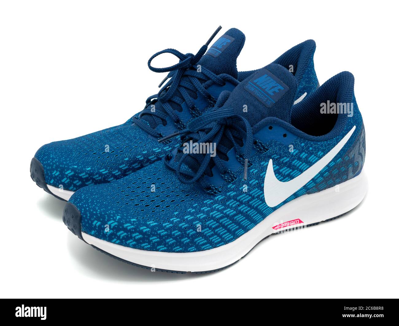 Paire de chaussures de course à pied Nike Pegasus 35 bleues et blanches  Photo Stock - Alamy