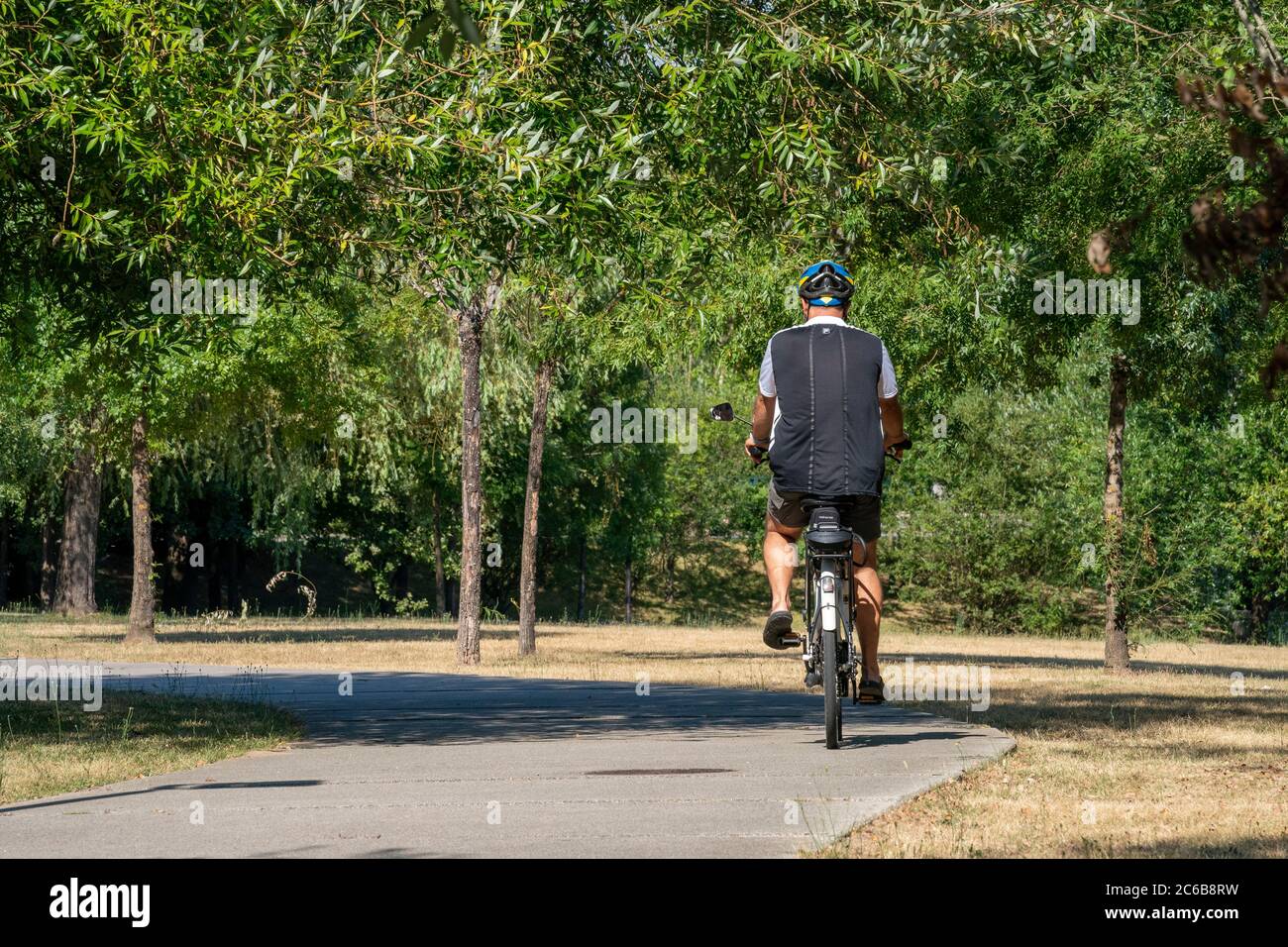 Homme à vélo dans un parc Banque D'Images