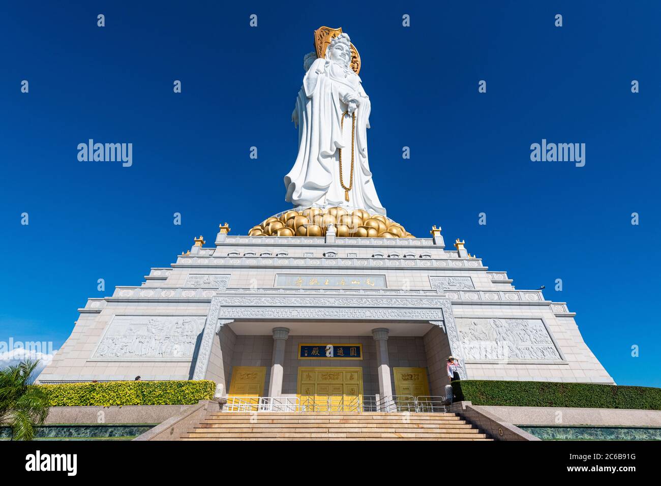 Statue bouddhiste géante dans l'océan chinois du Sud, Temple Nanshan, Sanya, Hainan, Chine, Asie Banque D'Images
