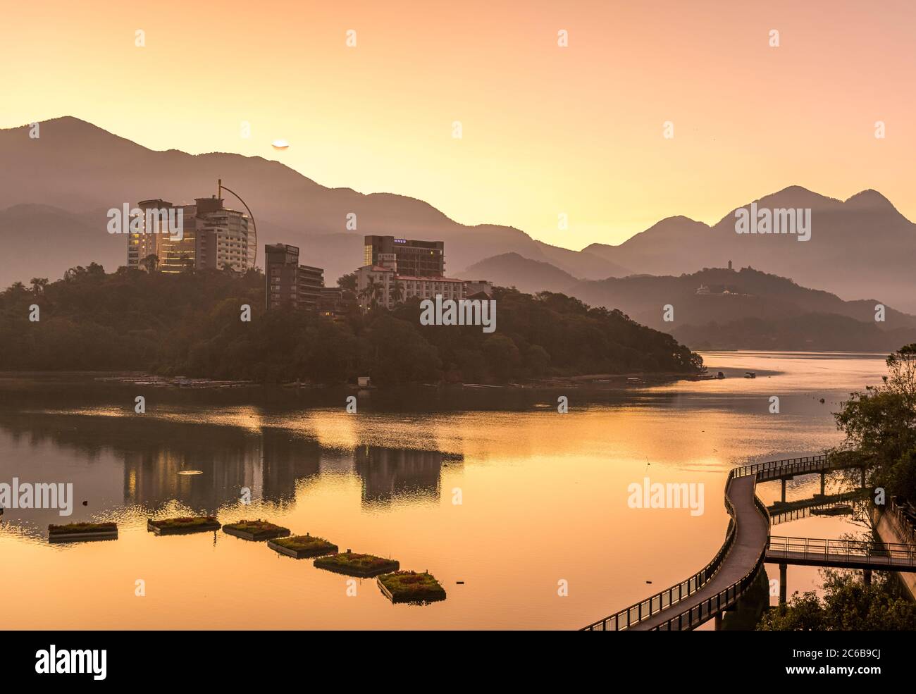 Lever de soleil sur le lac Sun Moon, zone panoramique nationale, comté de Nantou, Taïwan, Asie Banque D'Images