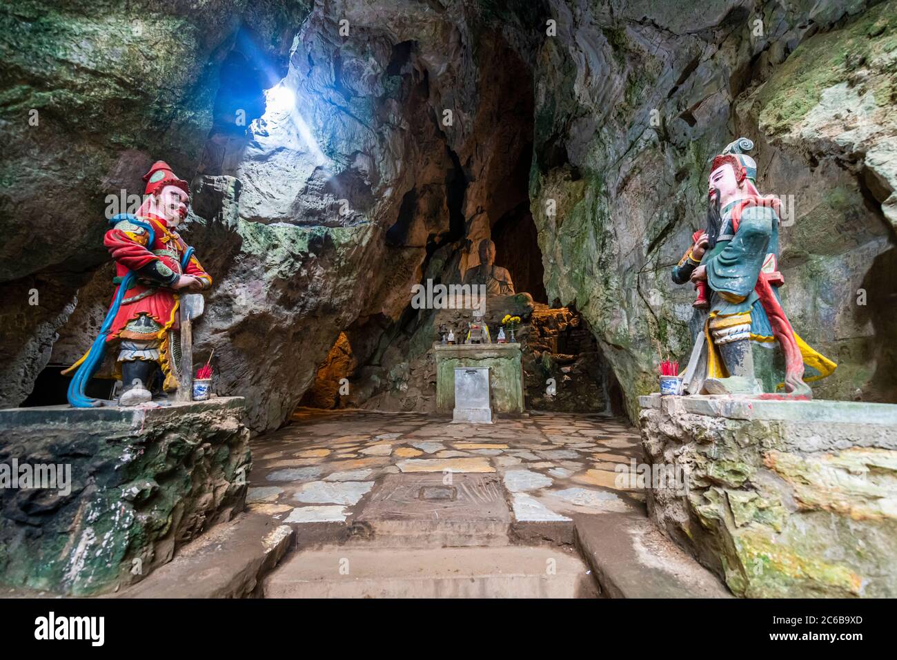 Statues de soldats à l'entrée d'une grotte dans les montagnes de marbre, Da Nang, Vietnam, Indochine, Asie du Sud-est, Asie Banque D'Images