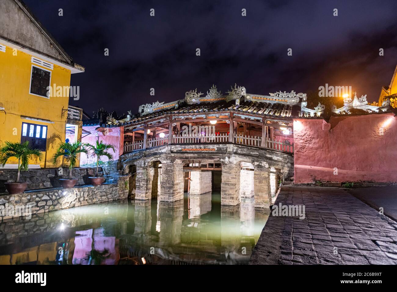 Photo nocturne du pont couvert japonais, Hoi an, site classé au patrimoine mondial de l'UNESCO, Vietnam, Indochine, Asie du Sud-est, Asie Banque D'Images