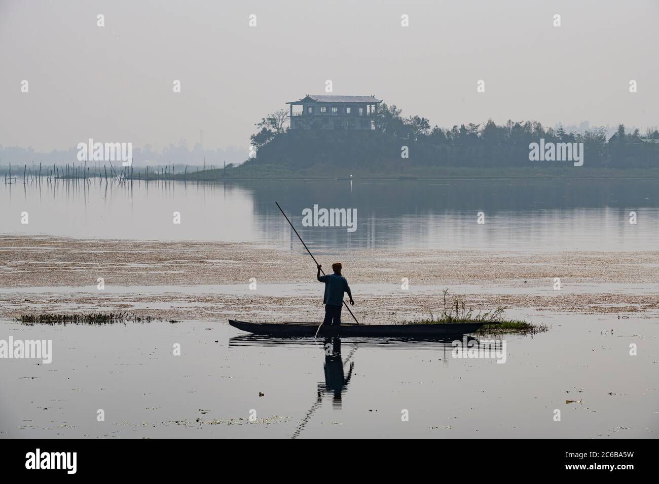 Pêcheur dans sa pêche en canoë, lac Loktak, Moirang, Manipur, Inde, Asie Banque D'Images