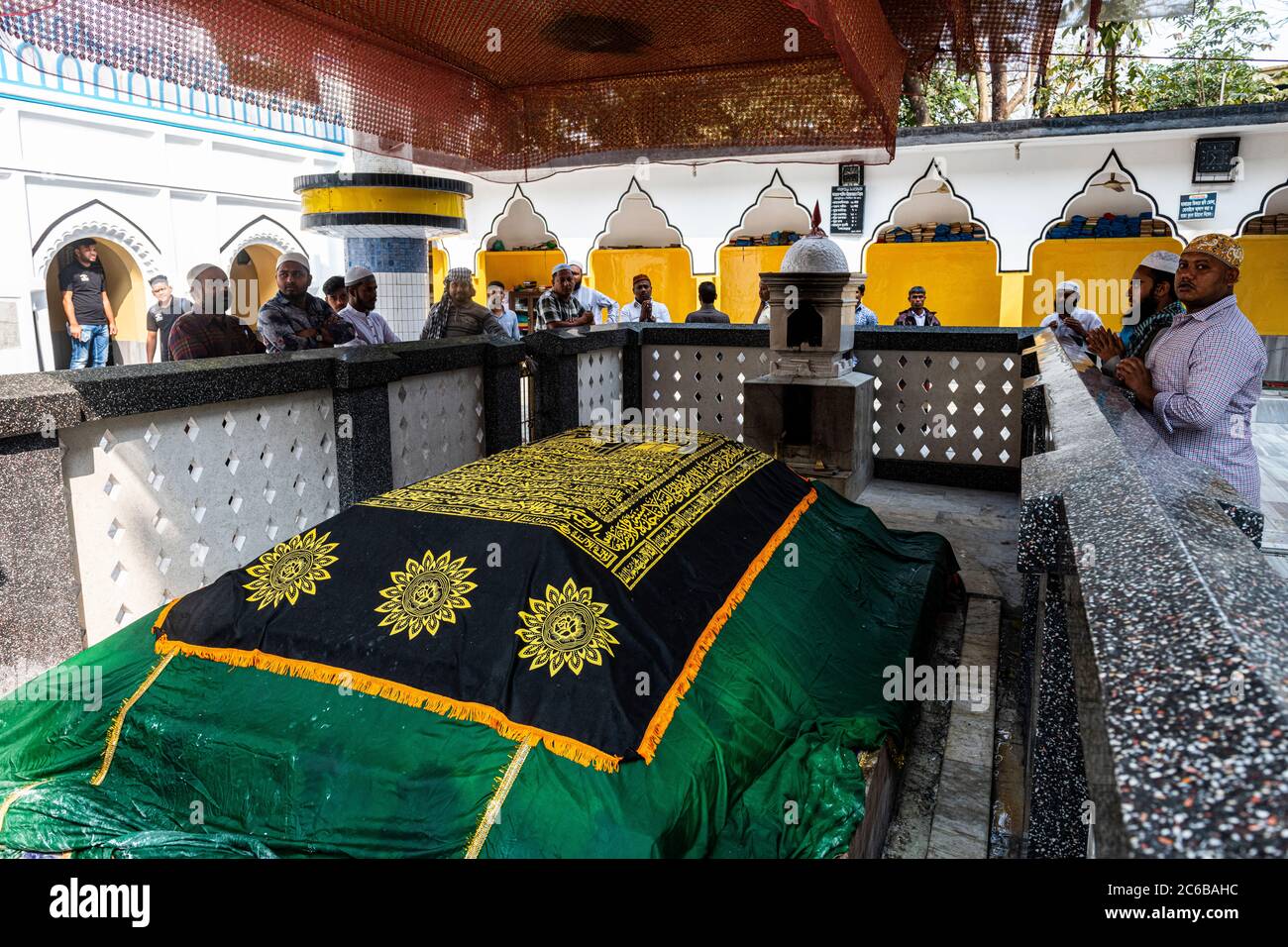 Tombe de Shah Jalal dans la mosquée et tombe de Hazrat Shah Jalal, Sylhet, Bangladesh, Asie Banque D'Images