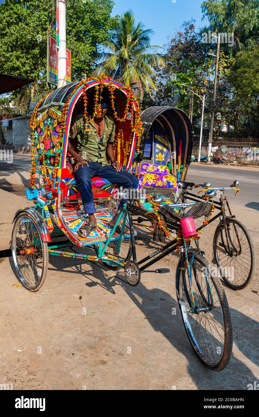 Homme dans sa Rickshaw, Chittagong, Bangladesh, Asie Banque D'Images