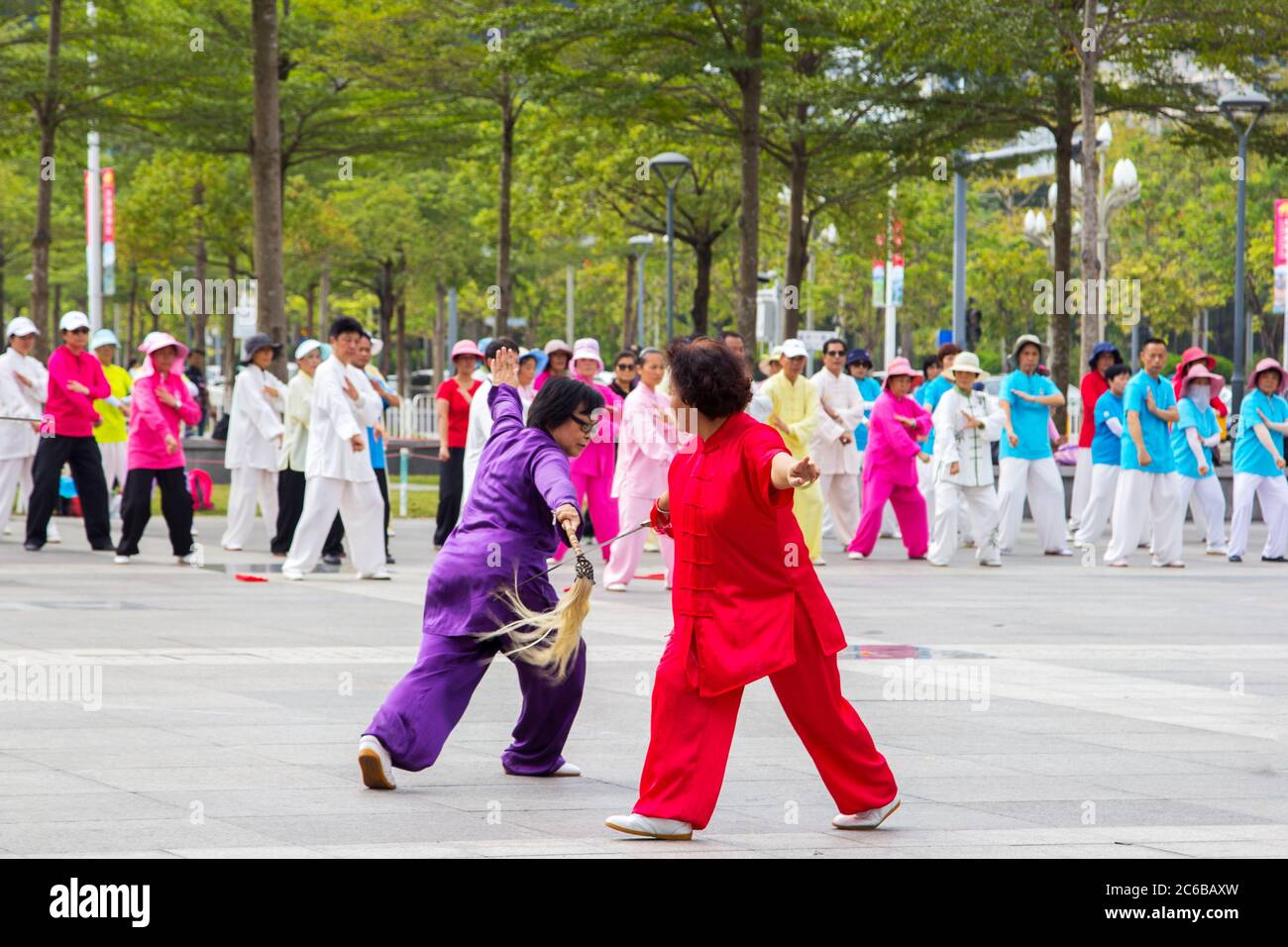 Shenzhen, Chine - 14 novembre 2015 : un groupe de retraités pratiquent la danse d'art martial dans la rue. C'est une sp. Traditionnelle et populaire Banque D'Images