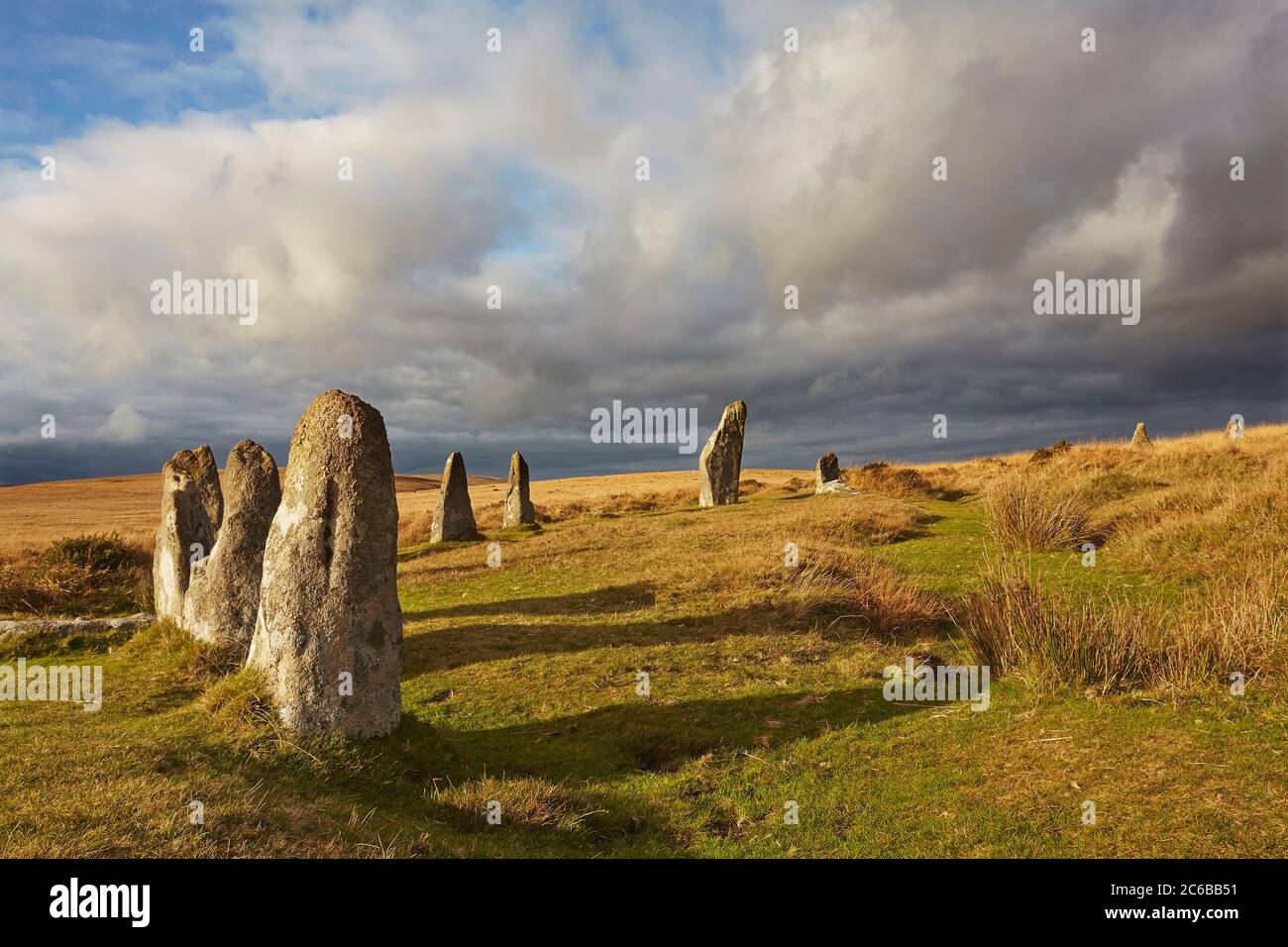 Pierres anciennes préhistoriques sur pied dans un cercle de pierre, Scorhill Stone Circle, parc national de Dartmoor, Devon, Angleterre, Royaume-Uni, Europe Banque D'Images