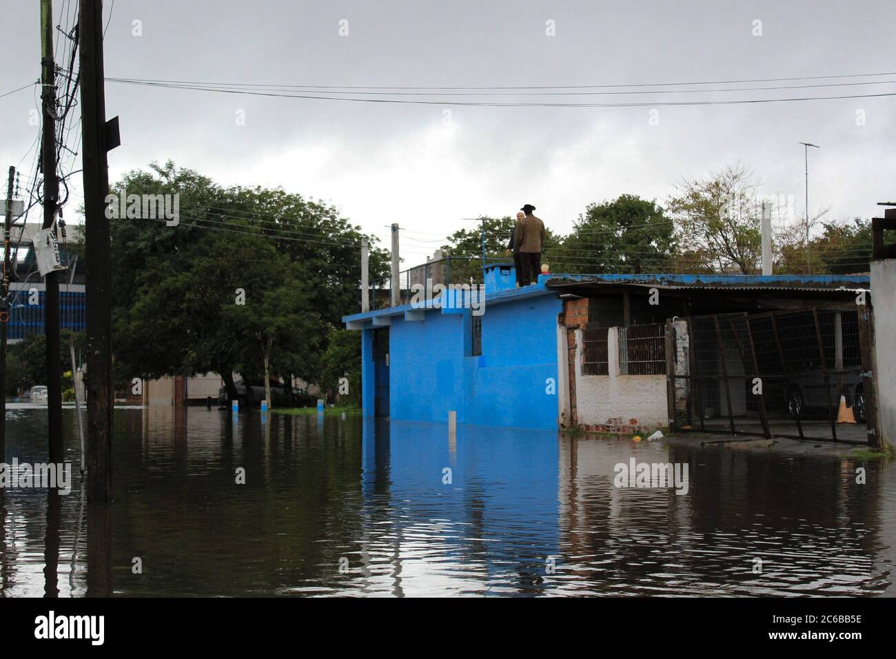 Porto Alegre, Rio Grande do Sul, Brésil. 8 juillet 2020. (INT) fortes précipitations avec inondations à Porto Alegre. 8 juillet 2020, Porto Alegre, Rio Grande do Sul, Brésil: Inondations causées par de fortes pluies, des maisons frappées et des rues en bloc dans le nord de Porto Alegre, ce mercredi.Credit: Gustavo Aguirre/Thenews2 Credit: Gustavo Aguirre/TheNEWS2/ZUMA Wire/Alay Live News Banque D'Images