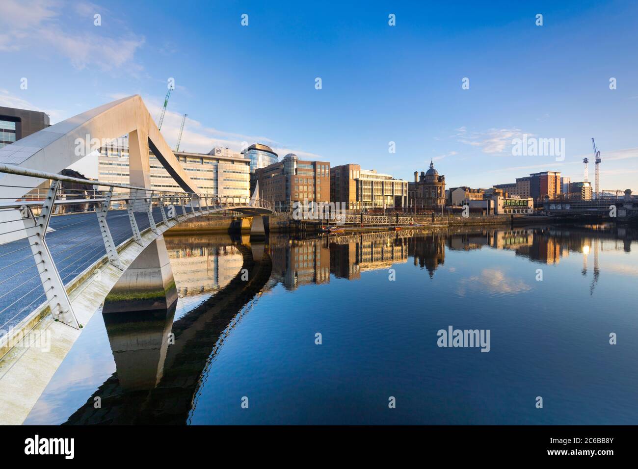 Tradeston (Squiggly) Pont, Quartier international de services financiers, Clyde, Glasgow, Ecosse, Royaume-Uni, Europe Banque D'Images