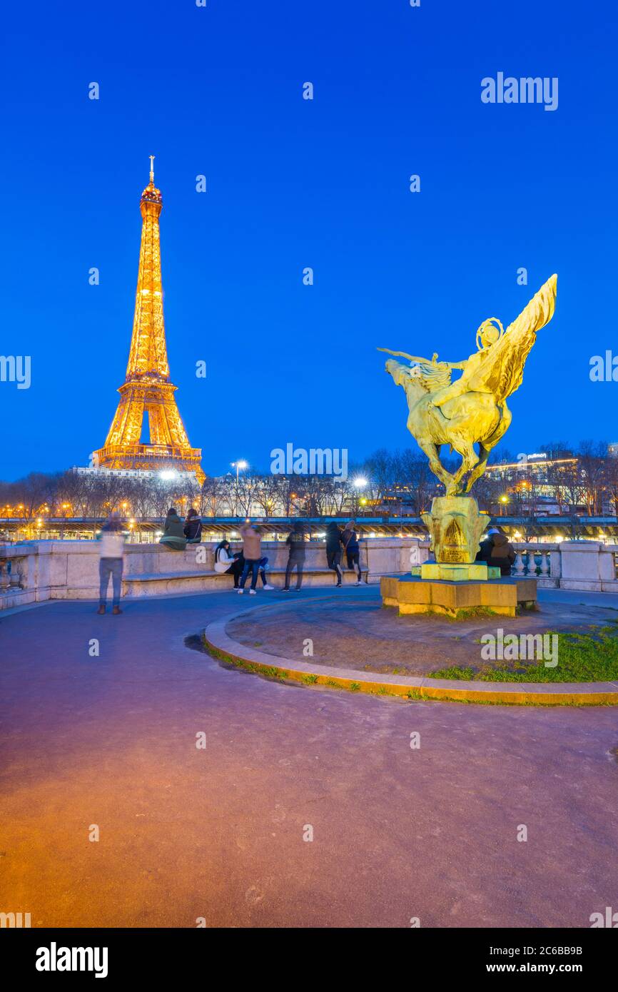 Tour Eiffel, Pont de Bir-Hakeim, statue de la France renaissante, Paris, France, Europe Banque D'Images