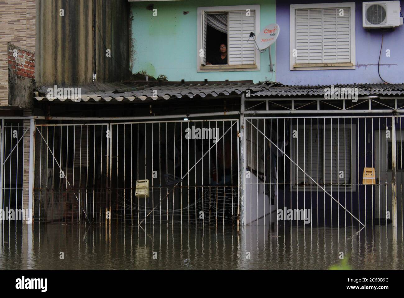 Porto Alegre, Rio Grande do Sul, Brésil. 8 juillet 2020. (INT) fortes précipitations avec inondations à Porto Alegre. 8 juillet 2020, Porto Alegre, Rio Grande do Sul, Brésil: Inondations causées par de fortes pluies, des maisons frappées et des rues en bloc dans le nord de Porto Alegre, ce mercredi.Credit: Gustavo Aguirre/Thenews2 Credit: Gustavo Aguirre/TheNEWS2/ZUMA Wire/Alay Live News Banque D'Images