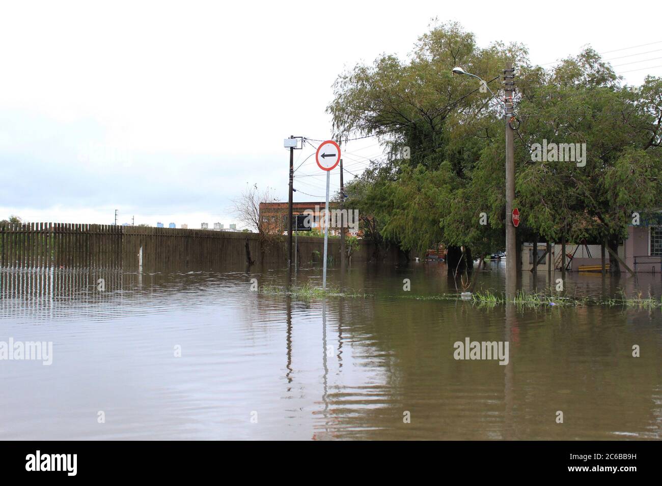 Porto Alegre, Rio Grande do Sul, Brésil. 8 juillet 2020. (INT) fortes précipitations avec inondations à Porto Alegre. 8 juillet 2020, Porto Alegre, Rio Grande do Sul, Brésil: Inondations causées par de fortes pluies, des maisons frappées et des rues en bloc dans le nord de Porto Alegre, ce mercredi.Credit: Gustavo Aguirre/Thenews2 Credit: Gustavo Aguirre/TheNEWS2/ZUMA Wire/Alay Live News Banque D'Images