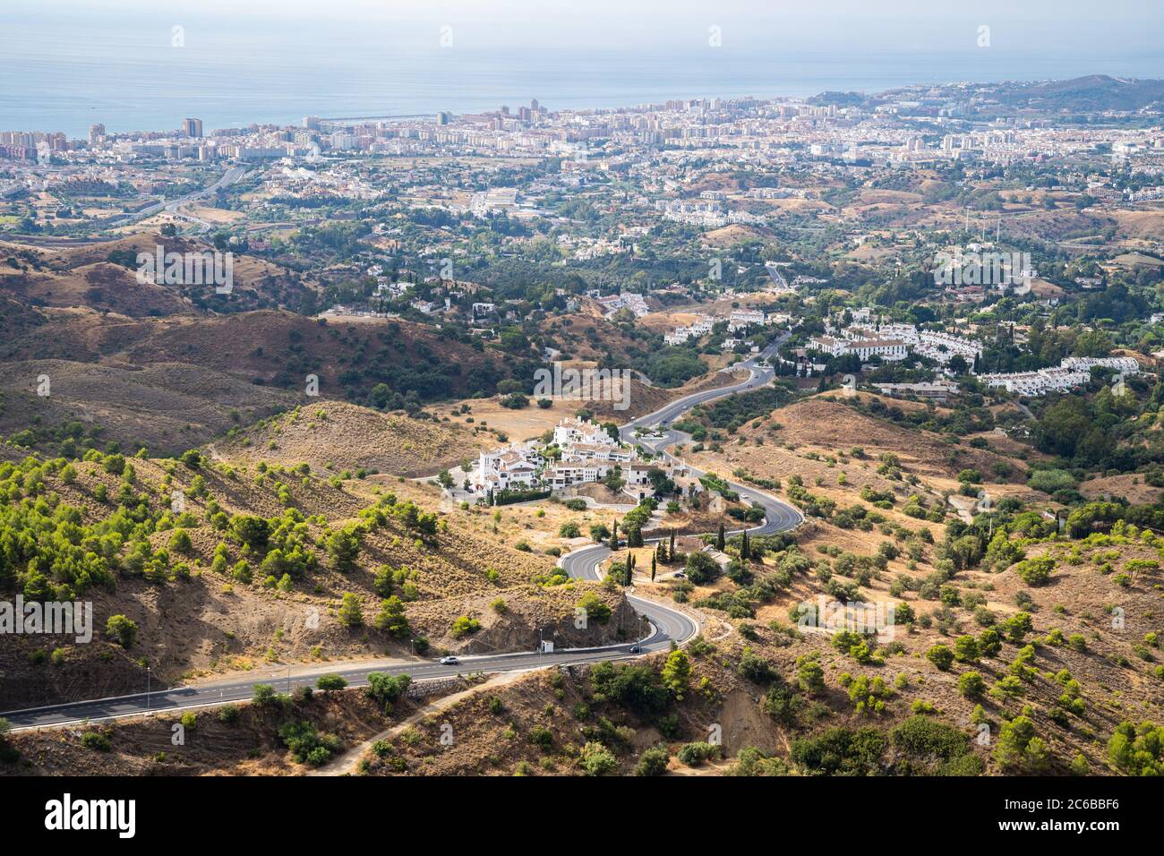 La vue vers Fuengirola, la Costa del sol et la mer Méditerranée depuis Mijas Pueblo, Andalousie, Espagne, Europe Banque D'Images