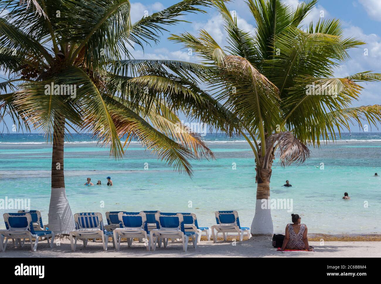Touristes sur la plage de sable de Mahhual, Quintana Roo, Mexique Banque D'Images