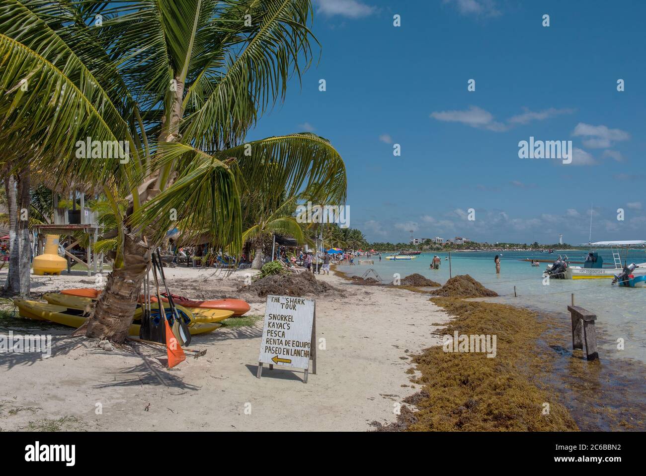 Touristes sur la plage de sable de Mahhual, Quintana Roo, Mexique Banque D'Images