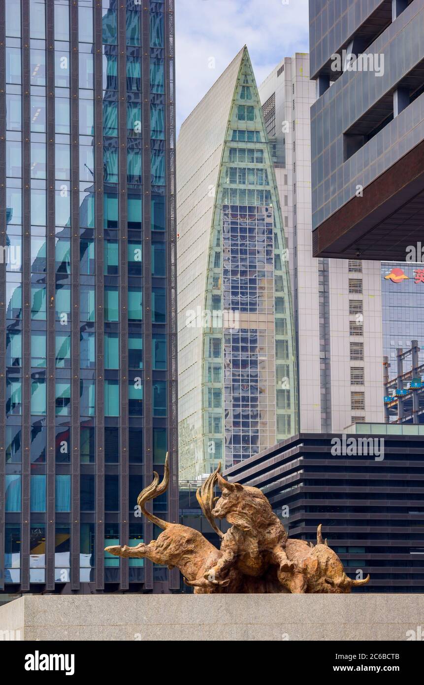 Shenzhen, Chine - 14 novembre 2015 : statue de taureau de bronze devant le centre d'opérations de la Bourse de Shenzhen à Shenzhen. Cette stugue Banque D'Images