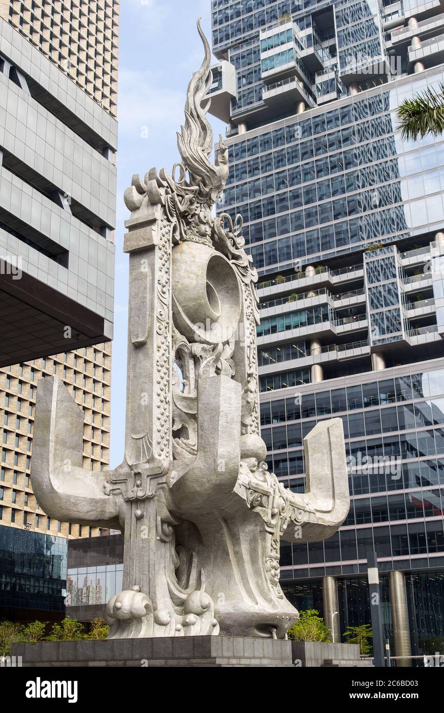 Shenzhen, Chine - 14 novembre 2015 : statue de 48 mètres de haut devant le centre d'opérations de la Bourse de Shenzhen à Shenzhen. Ce stat Banque D'Images