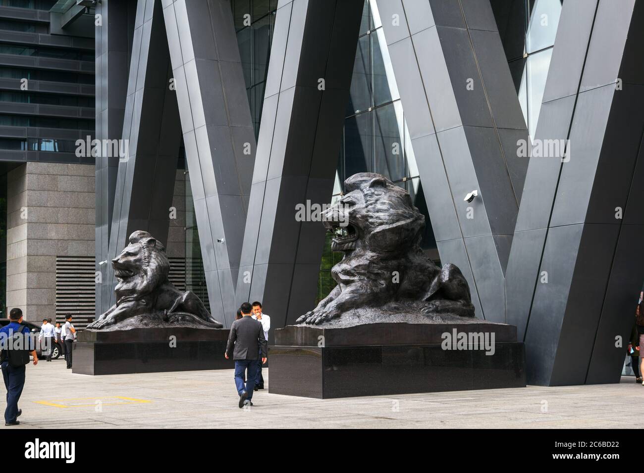 Shenzhen, Chine - 14 novembre 2015 : statues de lion de bronze à l'entrée du centre d'opérations de la Bourse de Shenzhen à Shenzhen. THI Banque D'Images