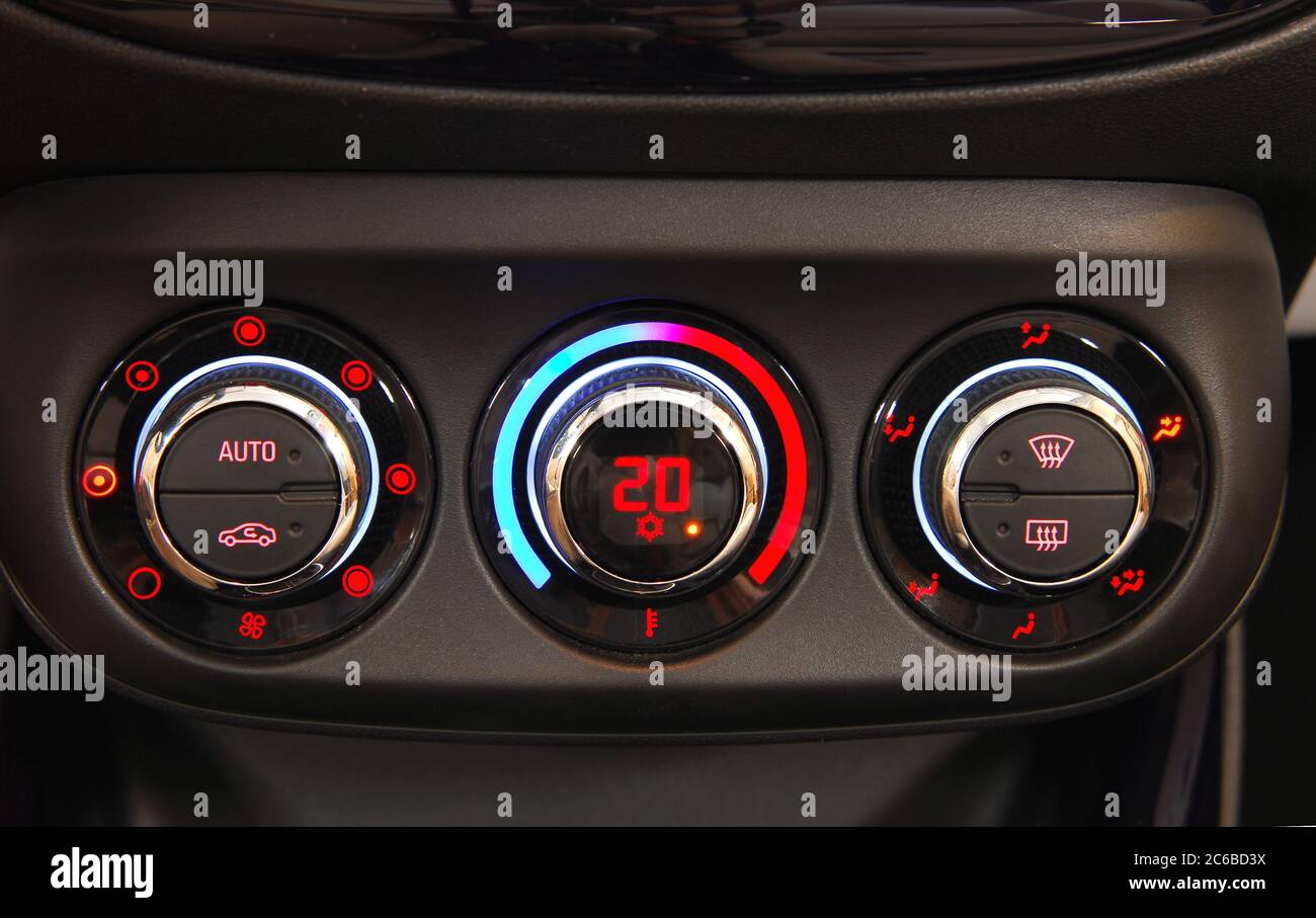Climatisation automatique, commande manuelle de la climatisation sur le  tableau de bord de la voiture Photo Stock - Alamy