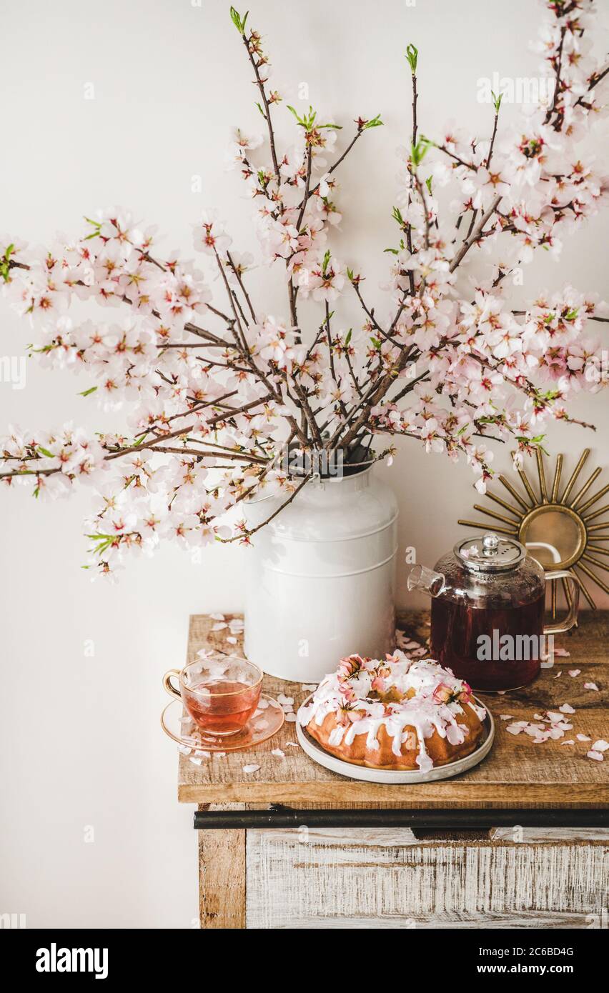 Gâteau sans gluten et thé sous des branches florissant Banque D'Images