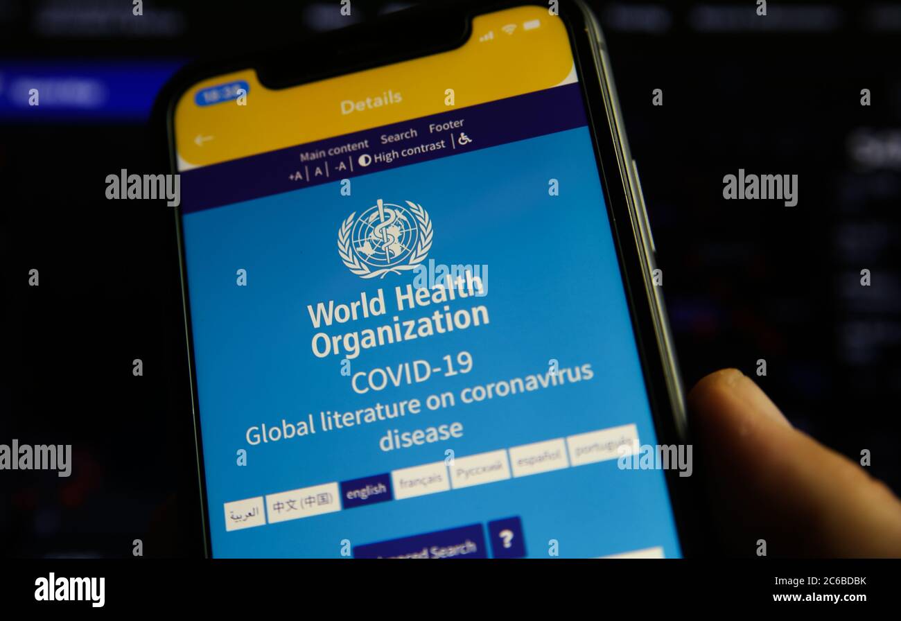 Viersen, Allemagne - juillet 7. 2020: Gros plan de l'écran de téléphone mobile avec application de l'organisation mondiale de la santé sur la littérature de virus corona (accent sur covid-19 Banque D'Images