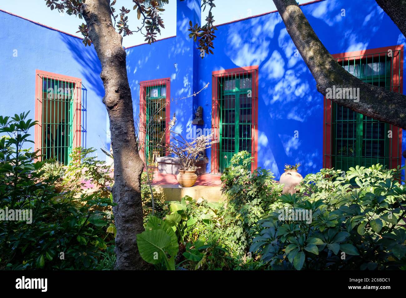 Cour colorée au musée Frida Kahlo connu sous le nom de Maison bleue à Coyoacan à Mexico Banque D'Images