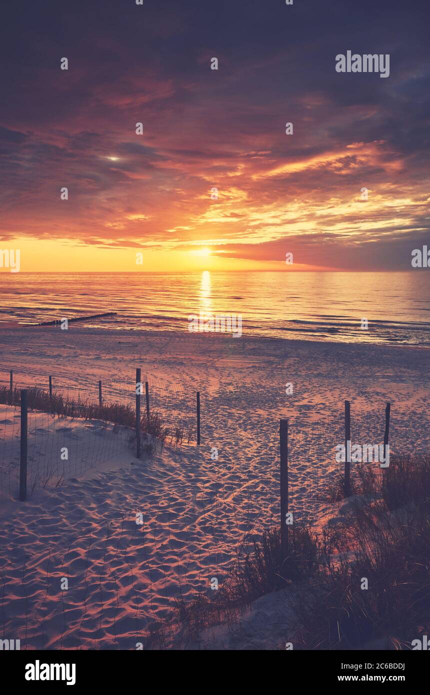 Entrée de plage vide au coucher du soleil violet, couleurs appliquées. Banque D'Images