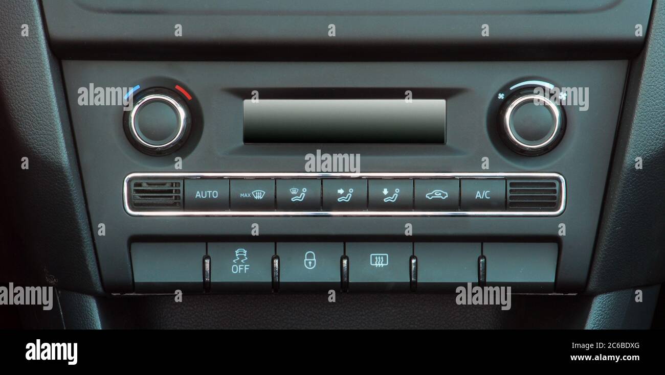 Boutons de climatisation de voiture, tableau de commande manuel dans la  voiture, commande manuelle de la climatisation sur le tableau de bord de la  voiture Photo Stock - Alamy