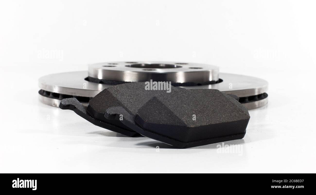 Plaquettes de frein et disque de frein, deux plaquettes de frein et un nouveau disque de frein flou pour la voiture Banque D'Images