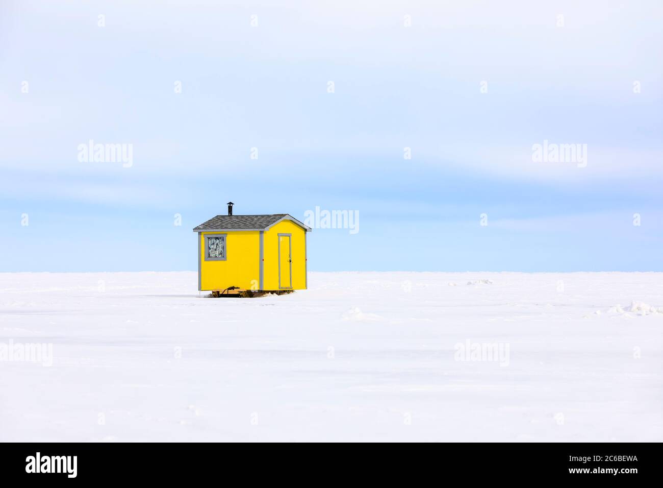 Yellow cabane de pêche sur la glace sur le lac Winnipeg, près de Gimli, au Manitoba, Canada. Banque D'Images