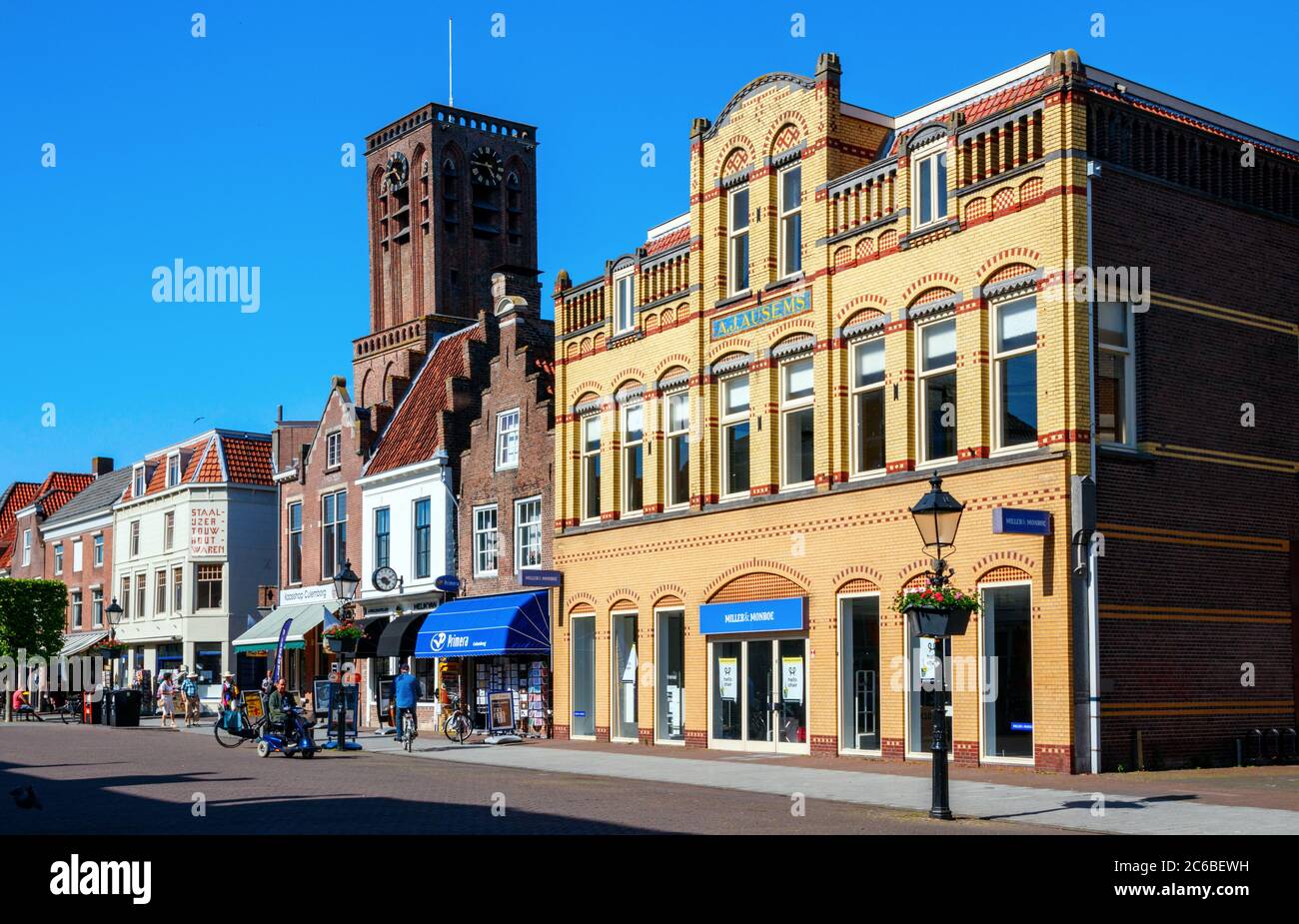 Vue sur la place du marché de Culemborg avec ses boutiques et ses bâtiments historiques, le temps d'un après-midi ensoleillé. Gelderland, pays-Bas. Banque D'Images