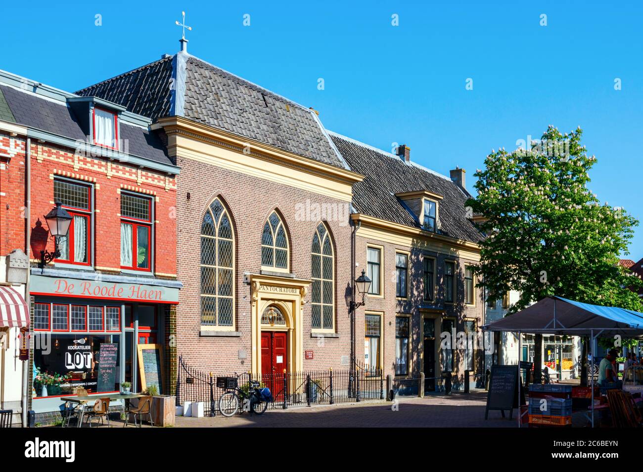La place Culemborg Varkensmarkt avec l'ancien H.H. catholique Église Barbara et Anthony l'après-midi ensoleillé. Gelderland, pays-Bas. Banque D'Images