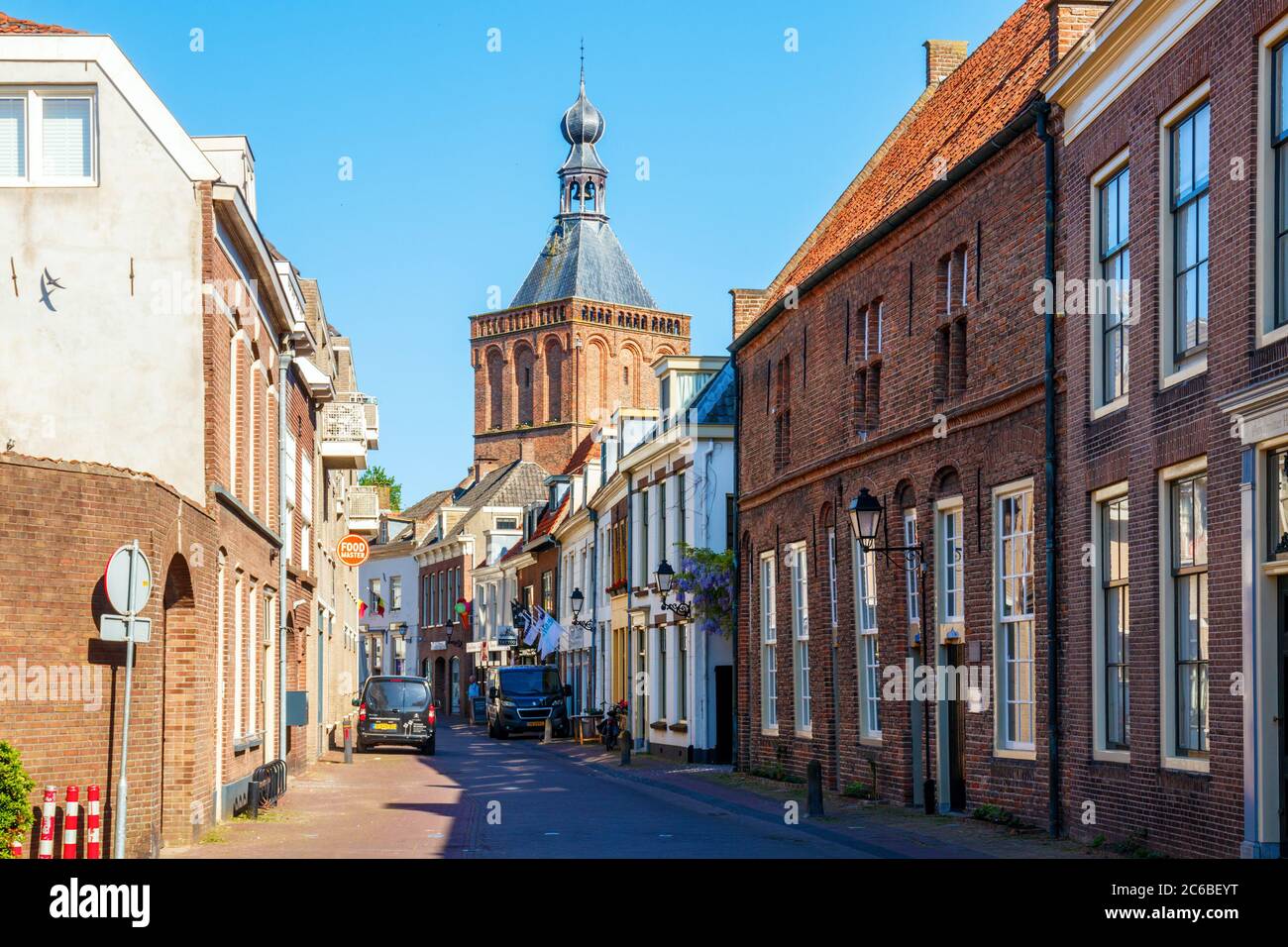 Culemborg. Vue sur la Everwijnstraat et la tour Binnenpoort (porte de ville) pendant un après-midi ensoleillé. Gelderland, pays-Bas. Banque D'Images