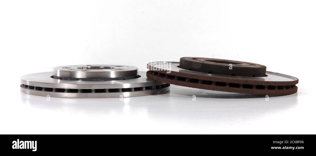 Disques de frein neufs et anciens, deux disques de frein pour la voiture, un neuf, un ancien Banque D'Images