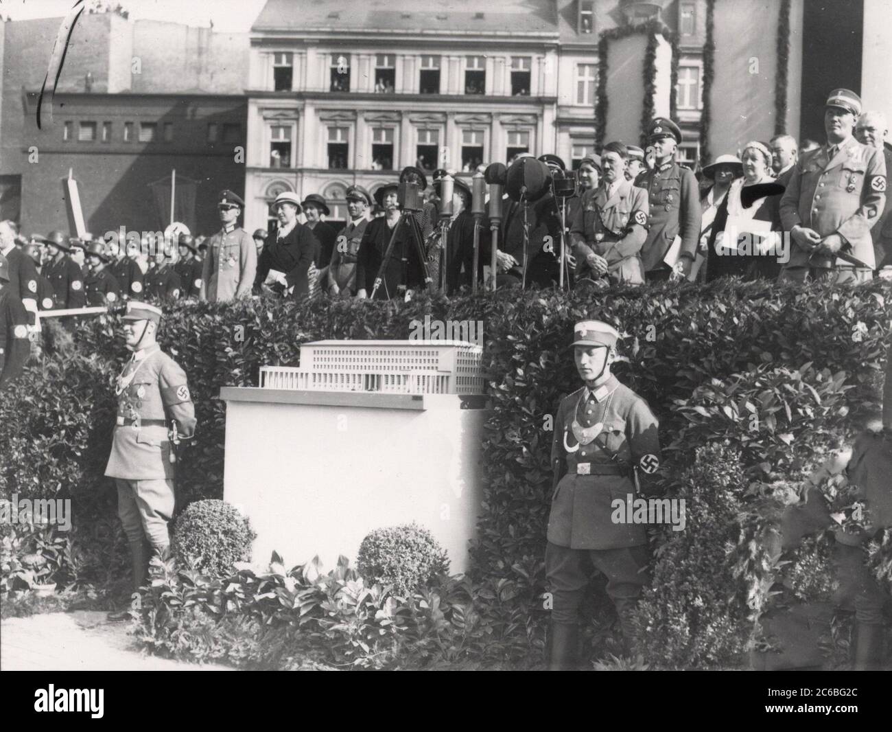 La pierre de fondation a posé pour le nouveau bâtiment de la Reichsbank allemande - Schacht pendant son discours Heinrich Hoffmann photographies 1934 Adolf Hitler photographe officiel, et un politicien et éditeur nazi, qui était un membre du cercle intime d'Hitler. Banque D'Images