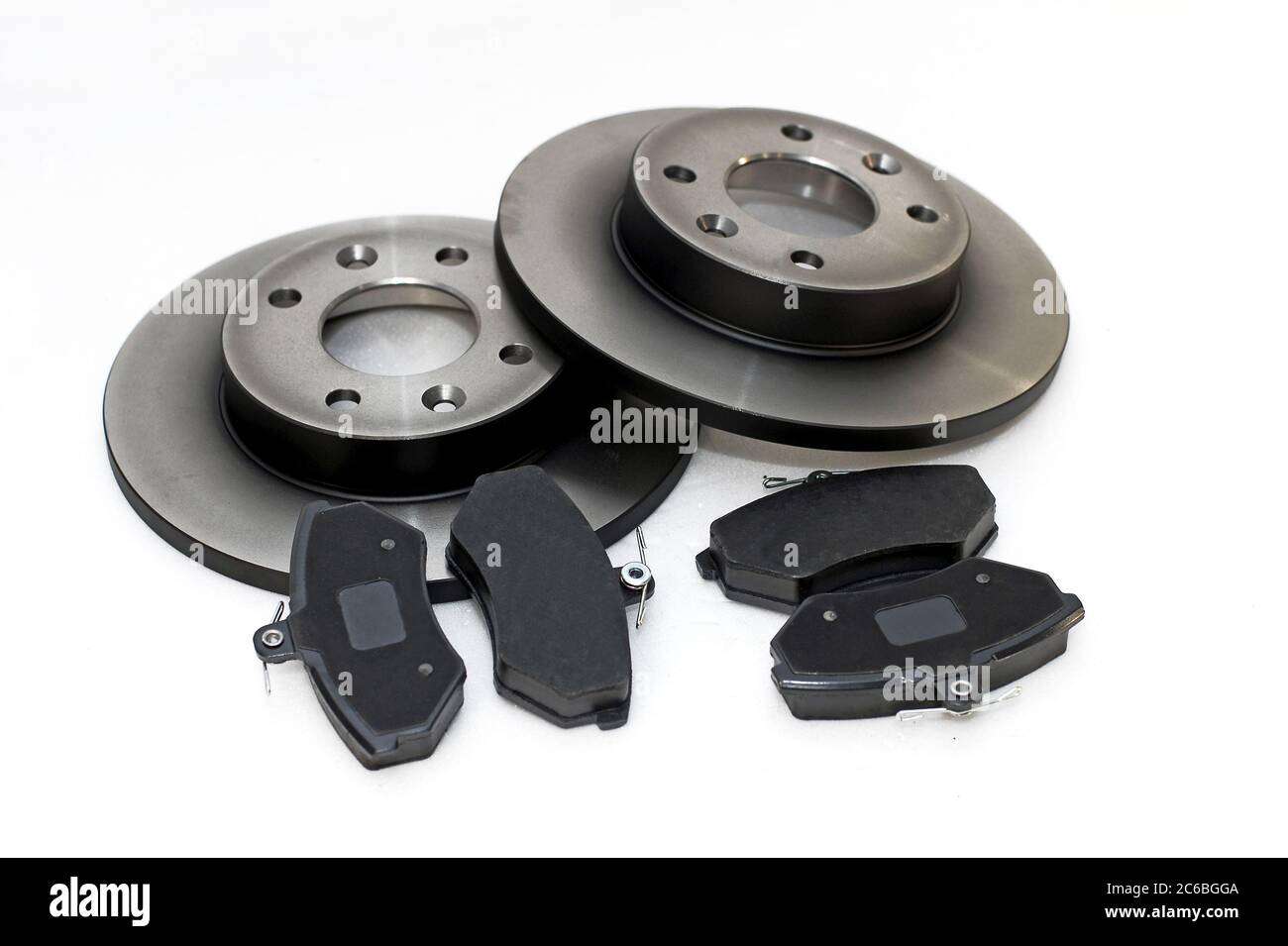 Plaquettes et disques de frein, quatre plaquettes de frein et deux nouveaux disques de frein pour la voiture Banque D'Images